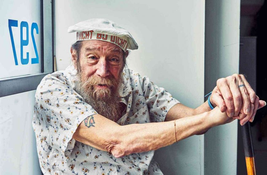 Lawrence Weiner, the artist who chronicled his hellish years of alcoholism and sexual assault, dies aged 79
